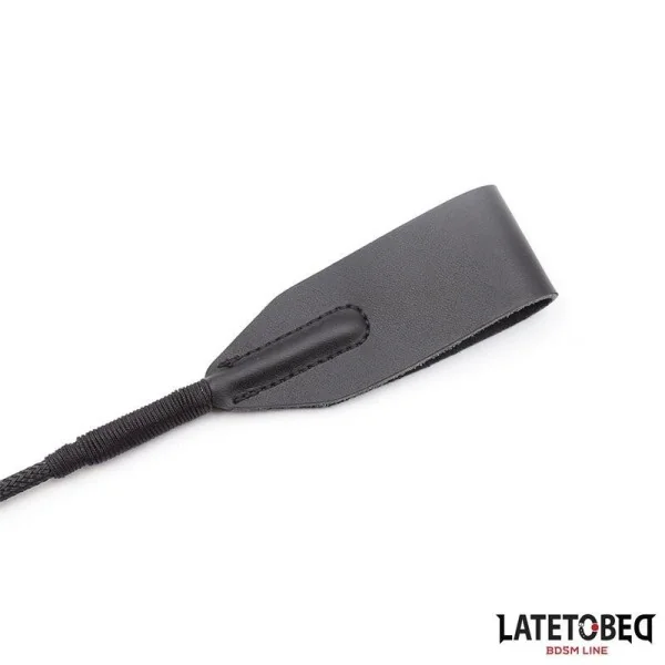 KLASSISCHE PEITSCHE MIT GEFLOCHTENEM GRIFF, 60 CM VON LATETOBED BDSM LINE