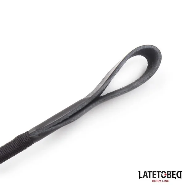 KLASSISCHE PEITSCHE MIT GEFLOCHTENEM GRIFF, 60 CM VON LATETOBED BDSM LINE