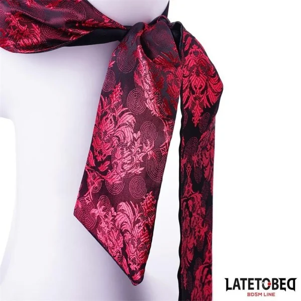 LANGE AUGENBINDE VON LATETOBED BDSM LINE