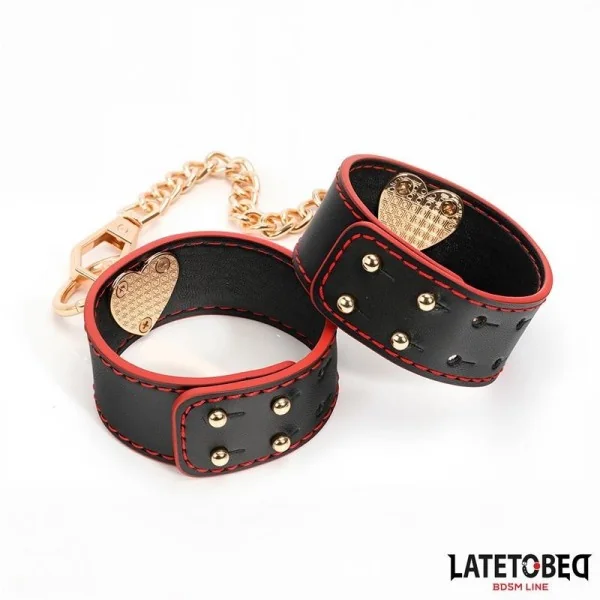 HANDFESSELN MIT GOLDENER KETTE VON LATETOBED BDSM LINE