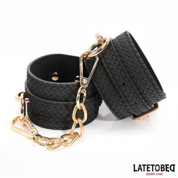 FUSSFESSELN MIT WEBMUSTER UND GOLDENER KETTE VON LATETOBED BDSM LINE