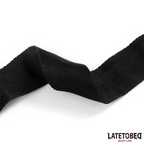 KNEBELKUGEL UND FESSELN VON LATETOBED BDSM LINE