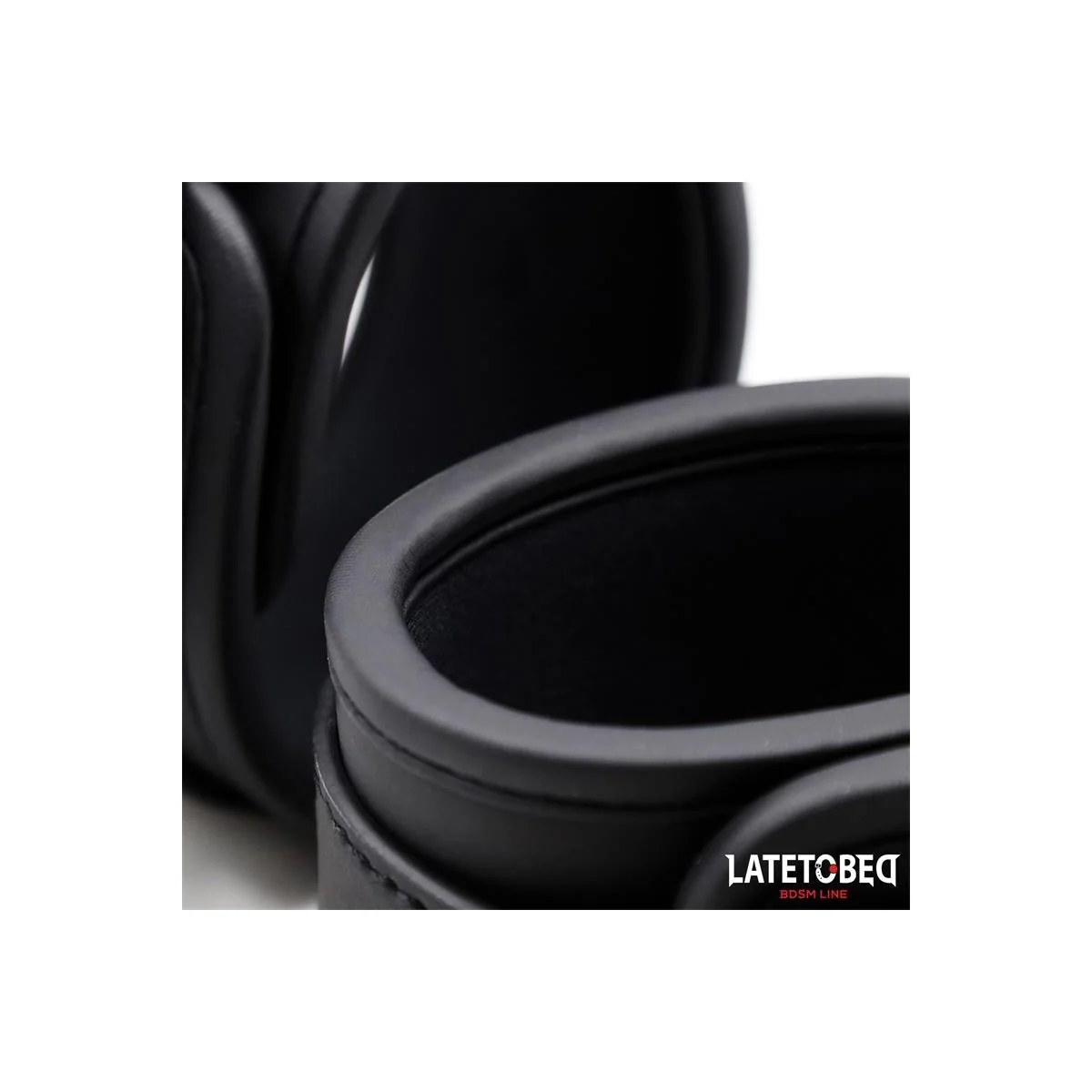 EINFARBIGE SCHWARZE HANDFESSEL VON LATETOBED BDSM LINE