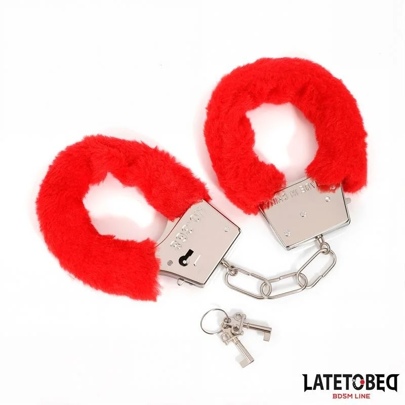 FELLBESETZTE MANSCHETTE MIT VERSCHLUSS ROT VON LATETOBED BDSM LINE