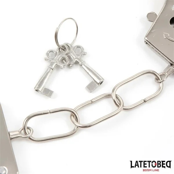 FELLBESETZTE MANSCHETTE MIT VERSCHLUSS ROT VON LATETOBED BDSM LINE