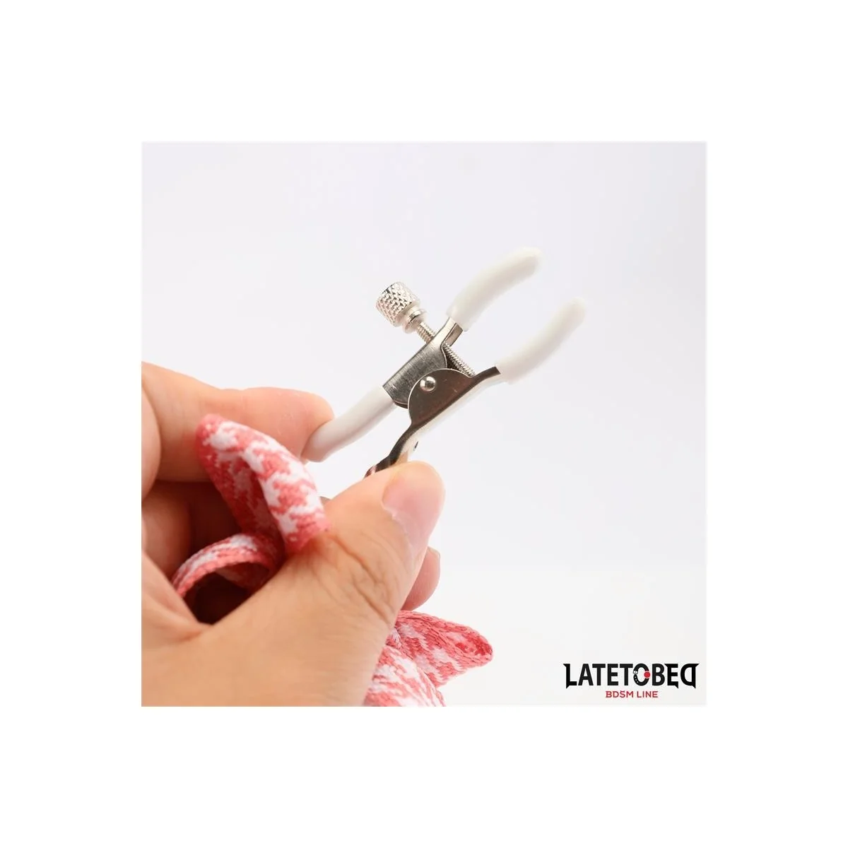 NIPPELKLEMMEN MIT KITTY-PFOTEN-POMPON VON LATETOBED BDSM LINE