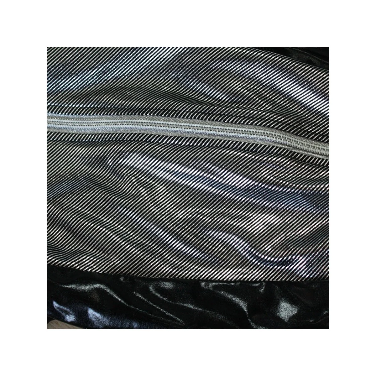 Schwarze Wetlook Beinstulpen S/3046 mit Silbernen Kragen von Andalea Dessous kaufen | Fesselliebe