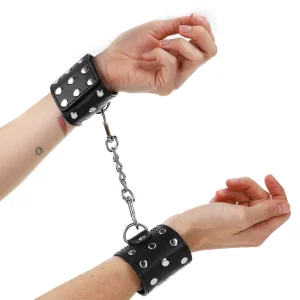 Handgelenkfesseln mit Druckverschluss Voller Nieten Schwarz Verstellbar 19-24 cm X 5,5 cm von Kink Wrist Restraint kaufen | Fesselliebe