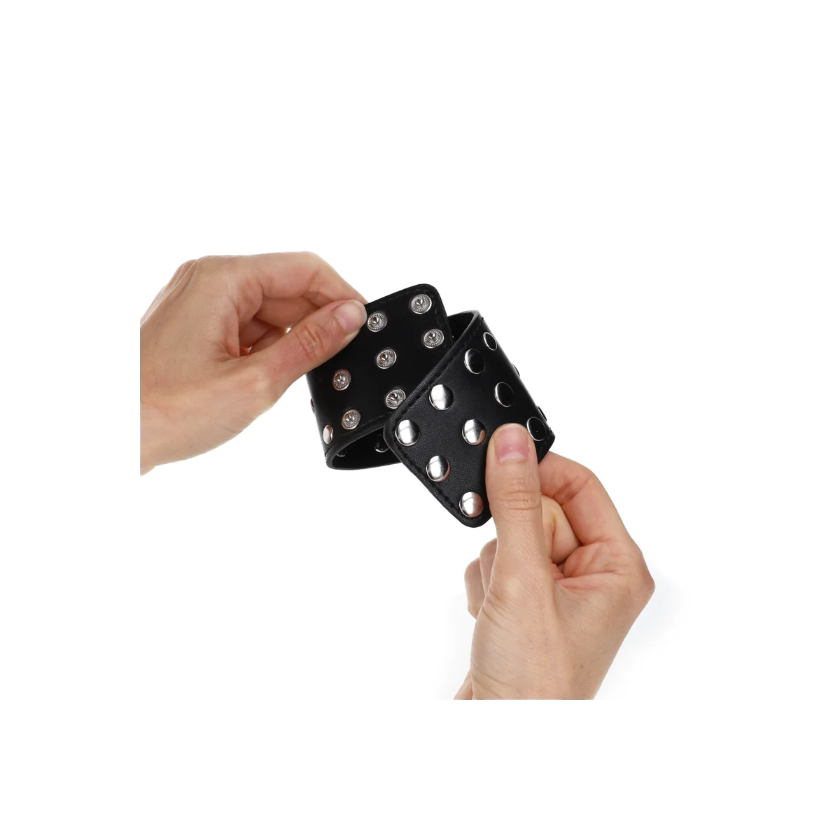 Handgelenkfesseln mit Druckverschluss Voller Nieten Schwarz Verstellbar 19-24 cm X 5,5 cm von Kink Wrist Restraint kaufen | Fesselliebe