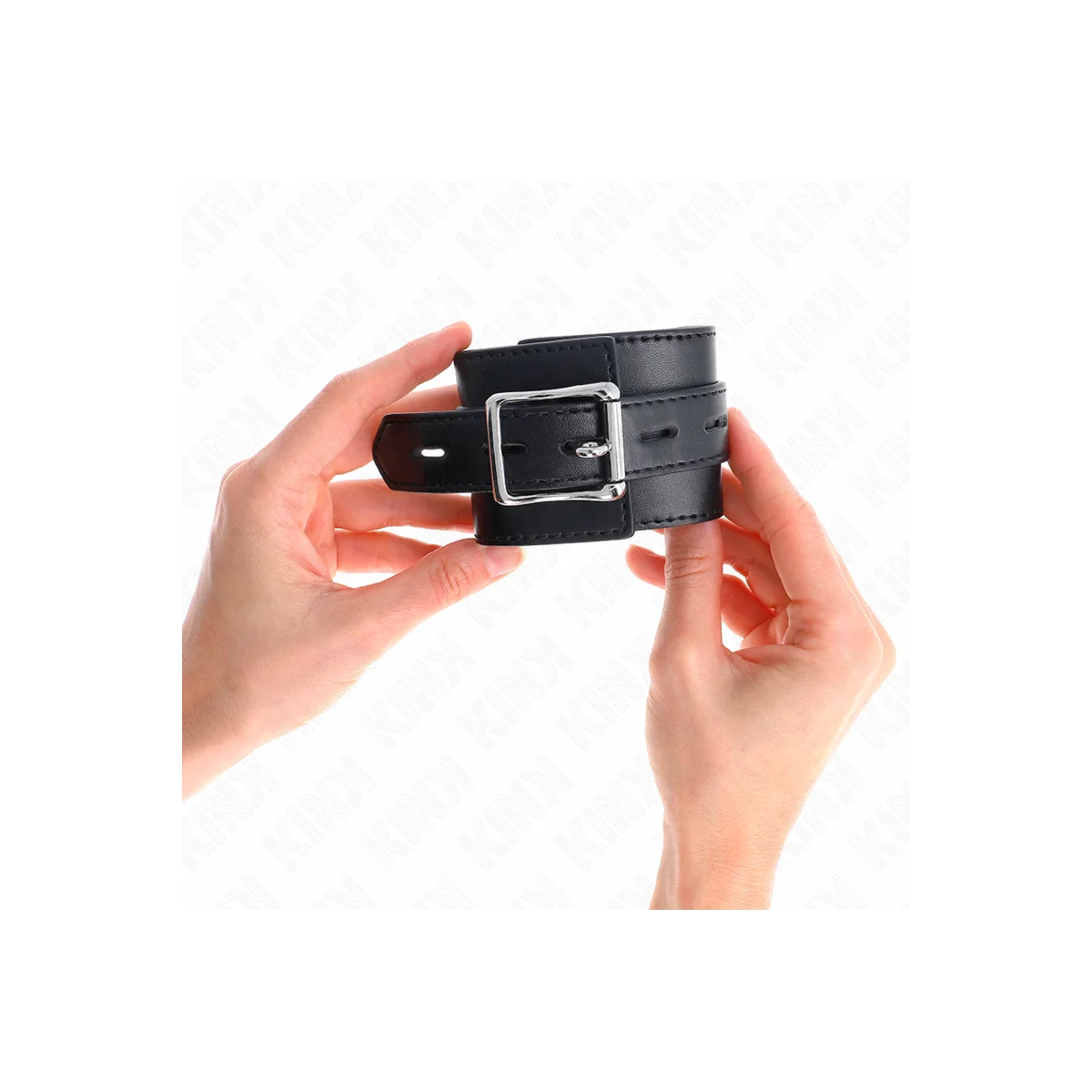 Handgelenkfesseln Schwarz mit Schwarzem Gürtel Verstellbar 17-28 cm X 6 cm von Kink Wrist Restraint kaufen | Fesselliebe