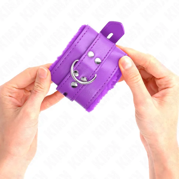 Handgelenkfesseln mit Quadratischen Löchern, Lila und Lila Gürtel, Verstellbar 17-29 cm X 6 cm von Kink Wrist Restraint kaufen | Fesselliebe
