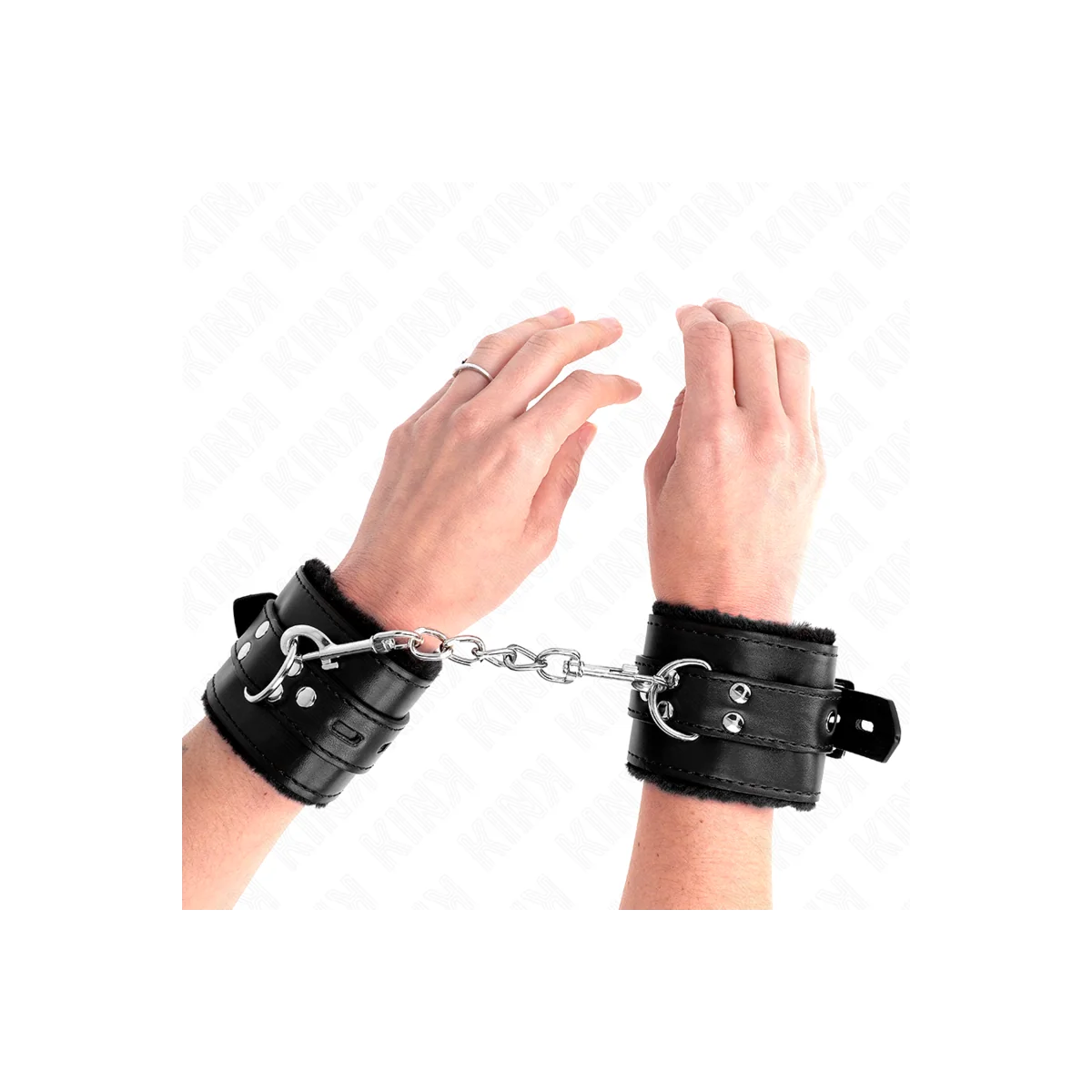 Handgelenkfesseln mit Quadratischen Löchern, Schwarz und Schwarz, Gürtel 17-29 cm X 6 cm von Kink Wrist Restraint kaufen | Fesselliebe
