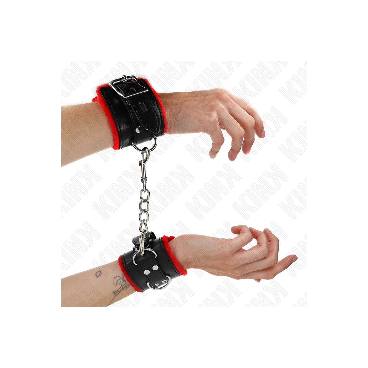 Handgelenkfesseln mit Quadratischen Löchern, Roter und Schwarzer Gürtel, 17-29 cm X 6 cm von Kink Wrist Restraint kaufen | Fesselliebe
