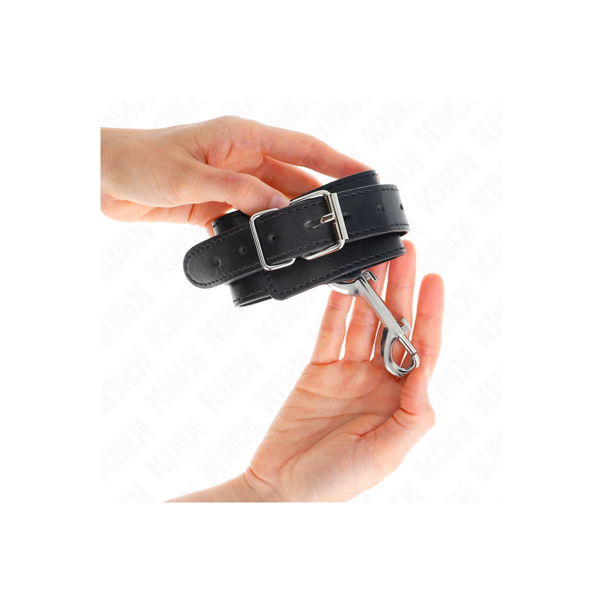 Handgelenkfesseln - Einzelne Nietenreihe und Grosse Schnalle Schwarz 17-28 cm X 5 cm von Kink Wrist Restraint kaufen | Fesselliebe