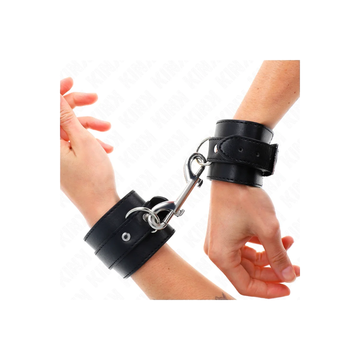 Handgelenkfesseln - Einzelne Nietenreihe und Grosse Schnalle Schwarz 17-28 cm X 5 cm von Kink Wrist Restraint kaufen | Fesselliebe