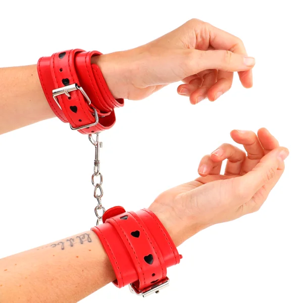 Rote Handgelenksfesseln mit Schwarzer Herzeinlage, Verstellbar 21-28 cm X 5,5 cm von Kink Wrist Restraint kaufen | Fesselliebe