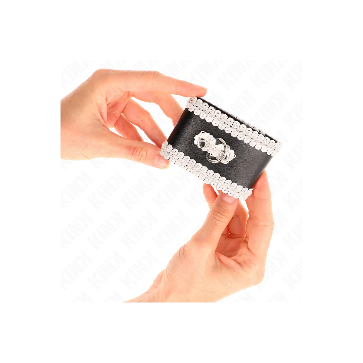 Schwarze Handgelenkfesseln mit Weisser Dekorierter Spitze, Verstellbar 20-23 cm X 5,5 cm von Kink Wrist Restraint kaufen | Fesselliebe
