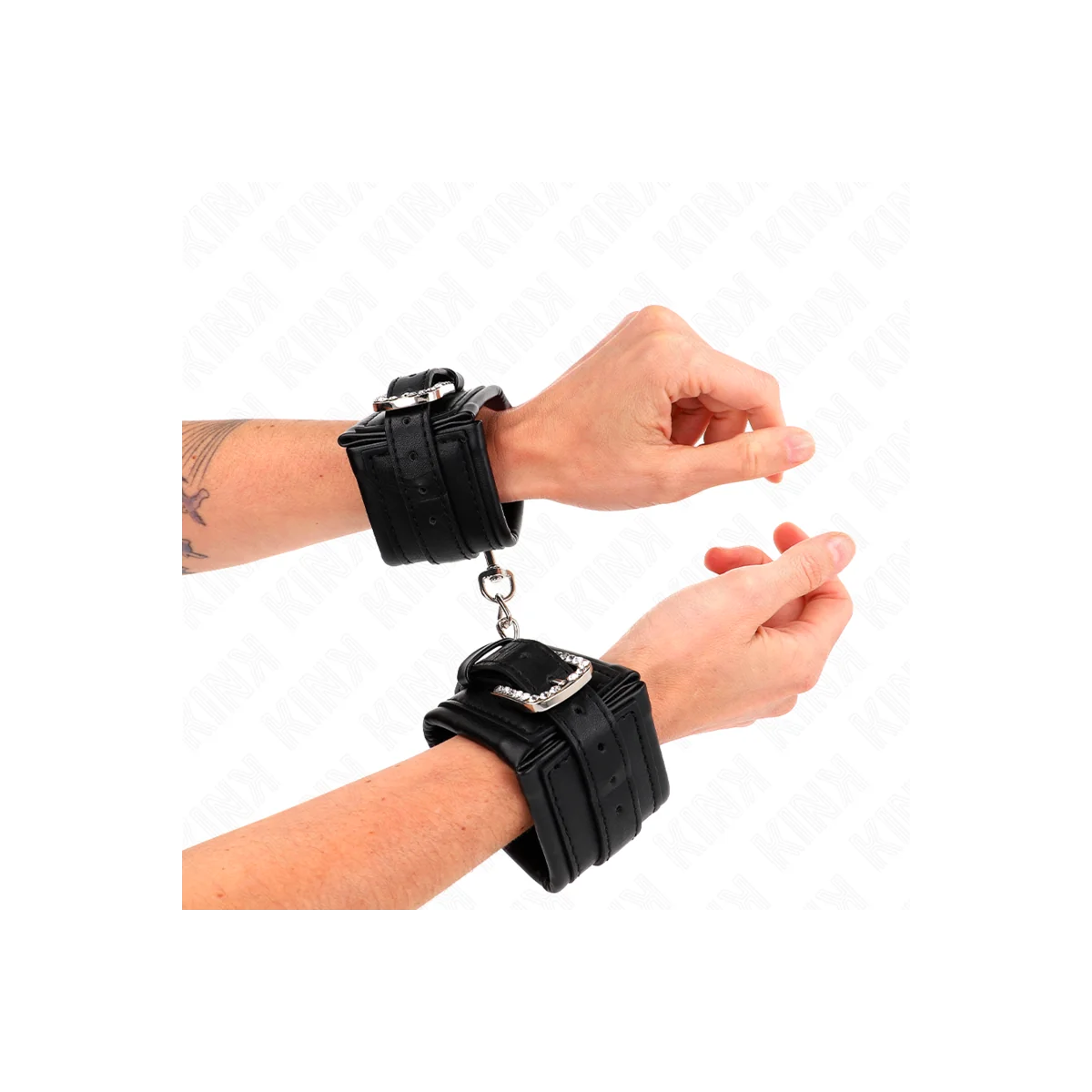 Handgelenkfesseln mit Strass-Schnalle, Schwarz, Verstellbar 25-32 cm X 5,5 cm von Kink Wrist Restraint kaufen | Fesselliebe