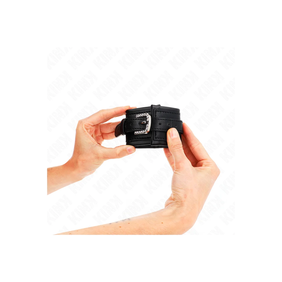 Handgelenkfesseln mit Strass-Schnalle, Schwarz, Verstellbar 25-32 cm X 5,5 cm von Kink Wrist Restraint kaufen | Fesselliebe