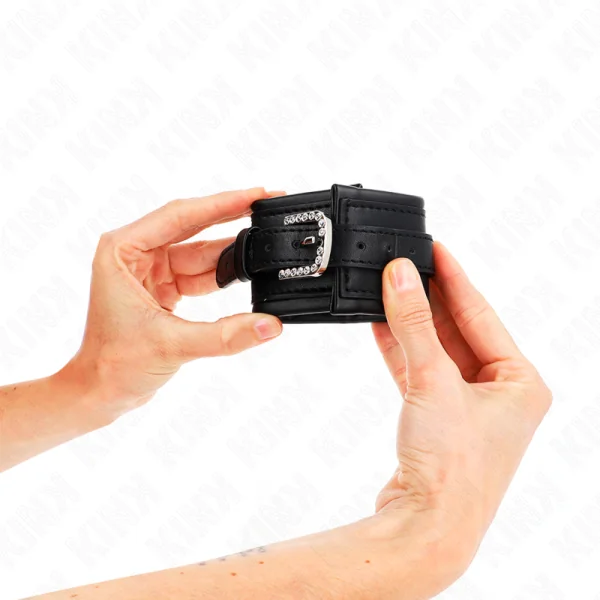 Handgelenkfesseln mit Strass-Schnalle, Schwarz, Verstellbar 25-32 cm X 5,5 cm von Kink Wrist Restraint kaufen | Fesselliebe