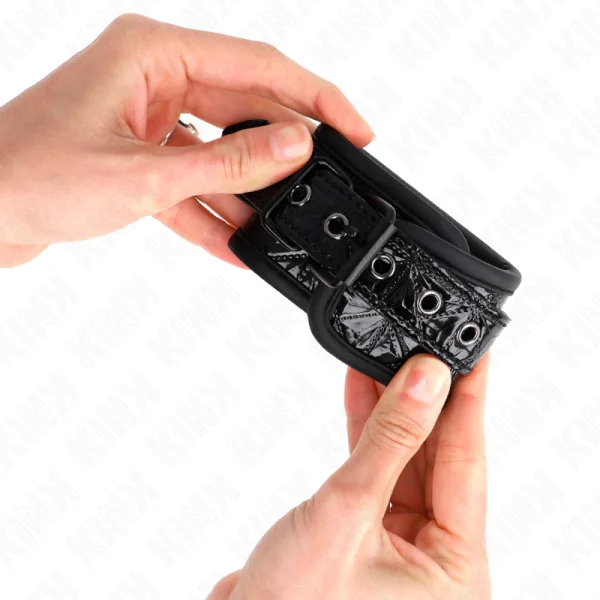 Handgelenkfesseln mit Rautenmuster, Schwarz, Verstellbar, 17-26 cm X 5,5 cm von Kink Wrist Restraint kaufen | Fesselliebe