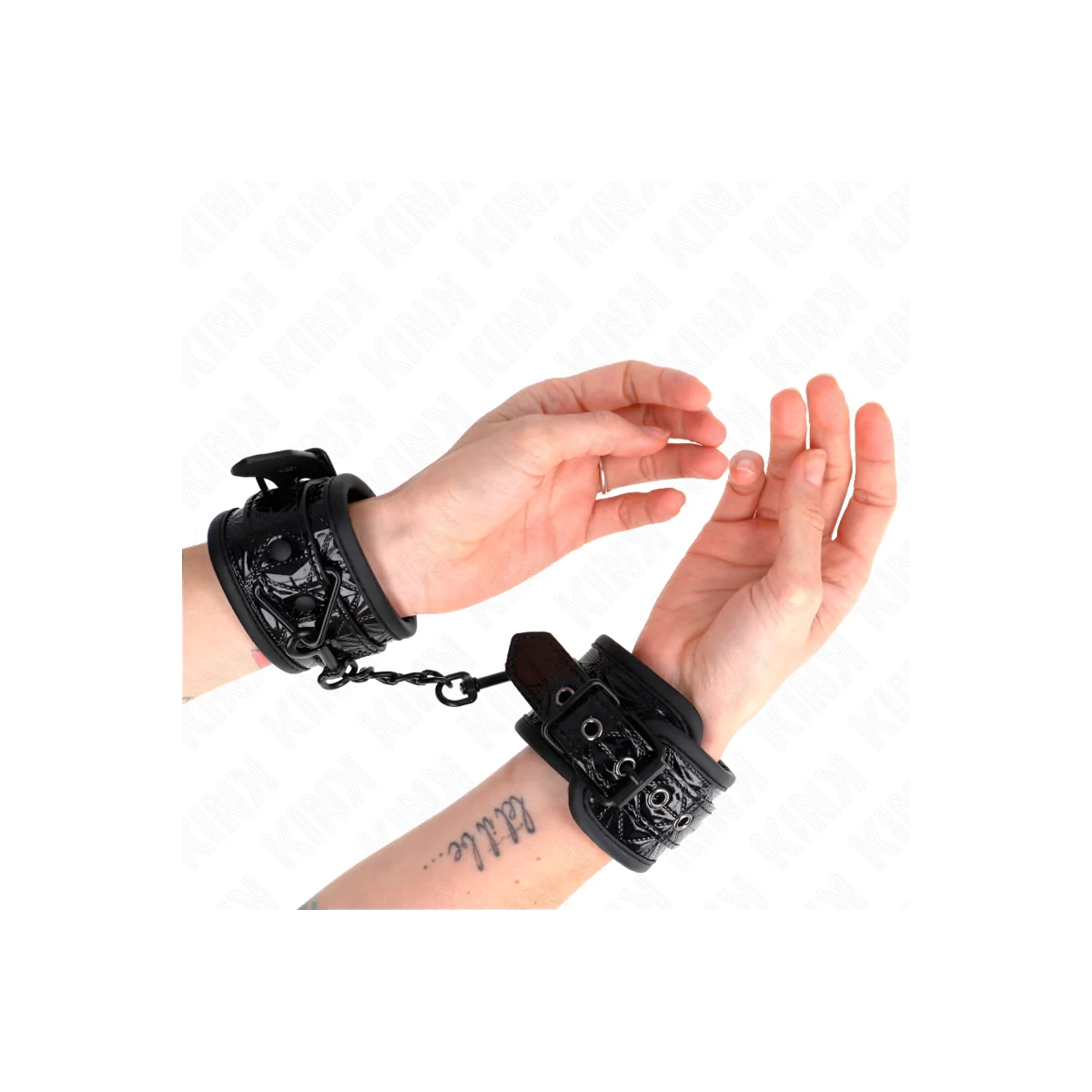 Handgelenkfesseln mit Rautenmuster, Schwarz, Verstellbar, 17-26 cm X 5,5 cm von Kink Wrist Restraint kaufen | Fesselliebe