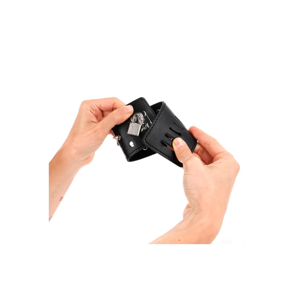 Punk Handgelenkfesseln mit Spikes 25 X 6 cm von Kink Wrist Restraint kaufen | Fesselliebe