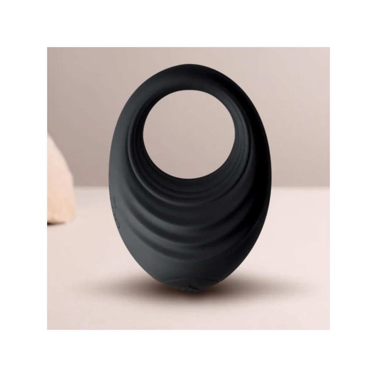 SPIRE SCHWARZER VIBRIERENDER PENISRING VON ROCKS-OFF
