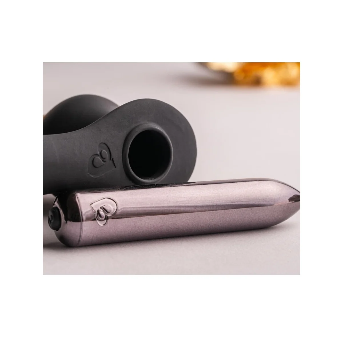 RO-ZEN RRO ANAL PLUG MIT VIBRIERENDEM PENISRING SCHWARZ VON ROCKS-OFF