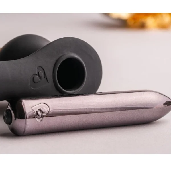 RO-ZEN RRO ANAL PLUG MIT VIBRIERENDEM PENISRING SCHWARZ VON ROCKS-OFF