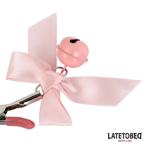 Rosa Nippelklemmen mit Schleife und Glöckchen von Latetobed BDSM Line | Fesselliebe.de