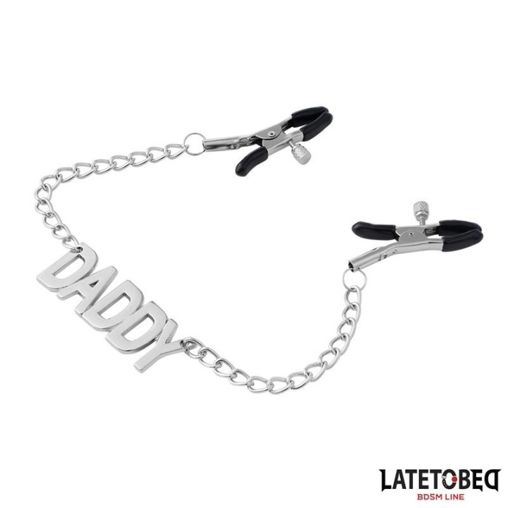 Nippelklemmen mit „DADDY Word”-Anhänger von Latetobed BDSM Line | Fesselliebe.de