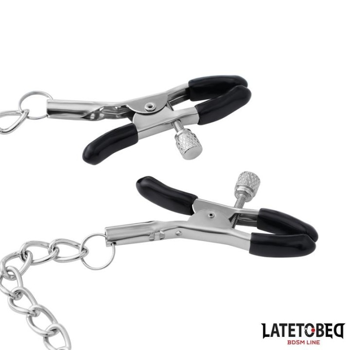 Nippelklemmen mit „DADDY Word”-Anhänger von Latetobed BDSM Line | Fesselliebe.de