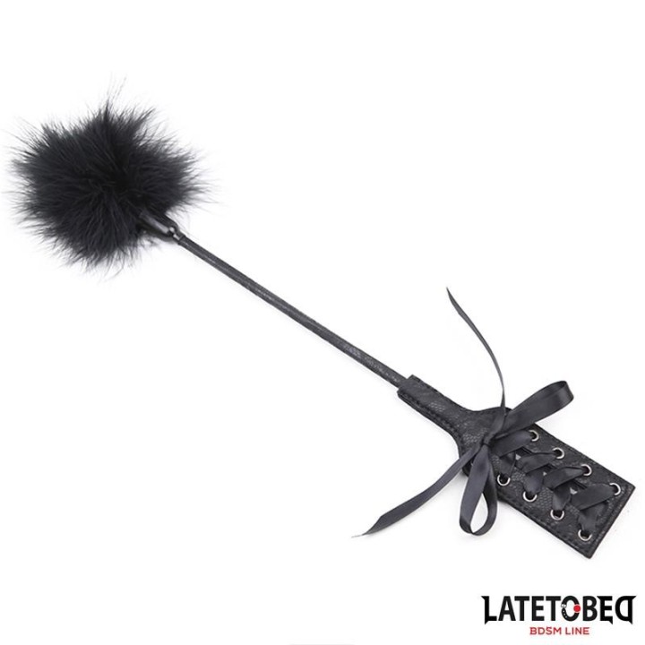 Feder-Kitzler und Spitzenband-Paddel von Latetobed BDSM Line | Fesselliebe.de