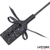 Feder-Kitzler und Spitzenband-Paddel von Latetobed BDSM Line | Fesselliebe.de