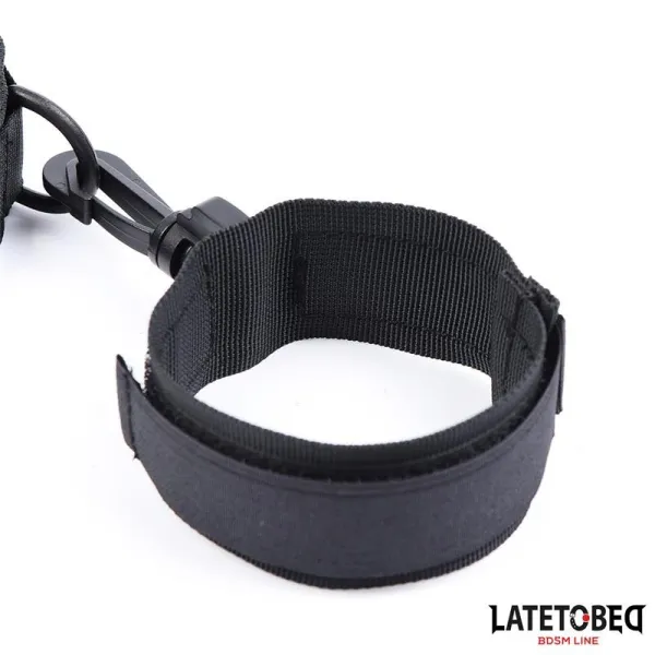 Halsband mit Handfesseln, Nylon von Latetobed BDSM Line | Fesselliebe.de