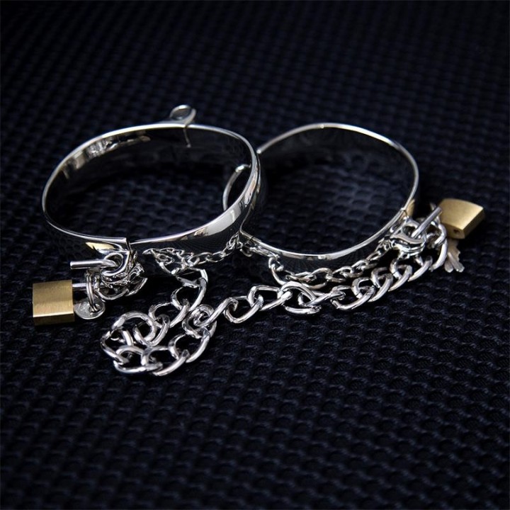 Metall-Fussfesseln für Frauen 8 cm von Latetobed BDSM Line | Fesselliebe.de