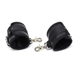 Lederhandschellen mit Grossen Ringen, Schwarz von Latetobed BDSM Line | Fesselliebe.de