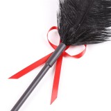 Federkitzler und Paddel, 36 cm, Rot/Schwarz von Latetobed BDSM Line | Fesselliebe.de