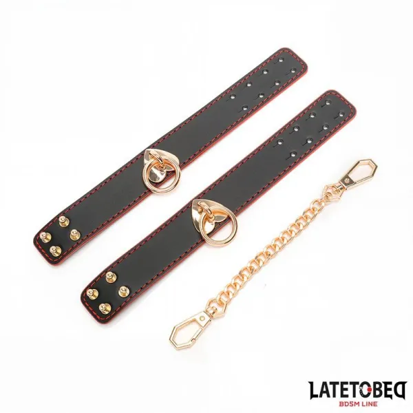 Fussfesseln mit Goldener Kette von Latetobed BDSM Line | Fesselliebe.de