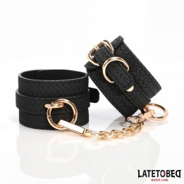 Handfesseln mit Webmuster Goldene Kette von Latetobed BDSM Line | Fesselliebe.de
