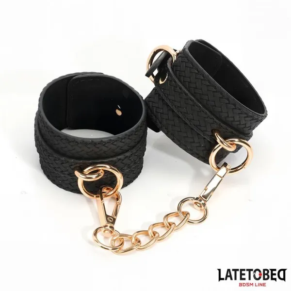 Handfesseln mit Webmuster Goldene Kette von Latetobed BDSM Line | Fesselliebe.de