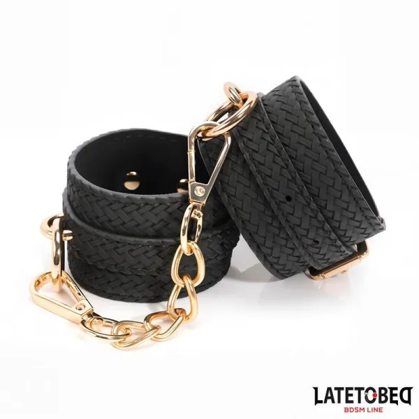 Handfesseln mit Webmuster Goldene Kette von Latetobed BDSM Line | Fesselliebe.de