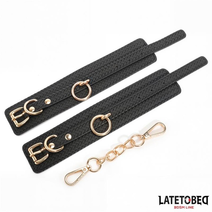 Handfesseln mit Webmuster Goldene Kette von Latetobed BDSM Line | Fesselliebe.de