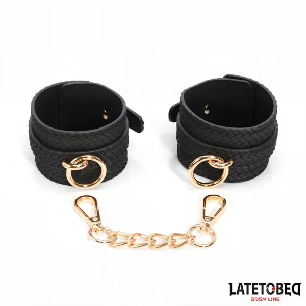 Fussfesseln mit Webmuster und Goldener Kette von Latetobed BDSM Line | Fesselliebe.de