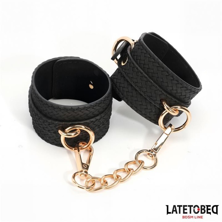 Fussfesseln mit Webmuster und Goldener Kette von Latetobed BDSM Line | Fesselliebe.de