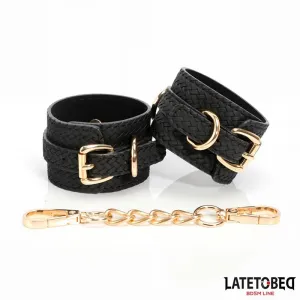Fussfesseln mit Webmuster und Goldener Kette von Latetobed BDSM Line