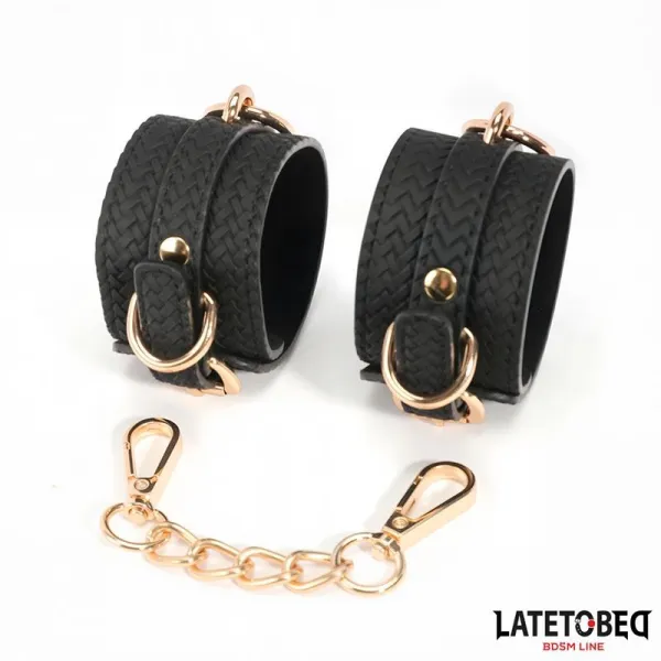 Fussfesseln mit Webmuster und Goldener Kette von Latetobed BDSM Line | Fesselliebe.de