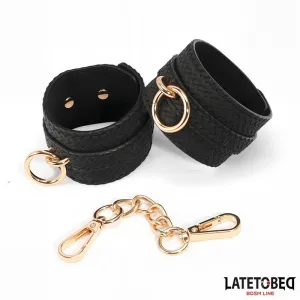 Fussfesseln mit Webmuster und Goldener Kette von Latetobed BDSM Line