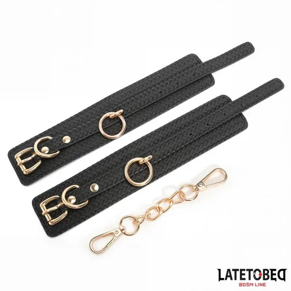 Fussfesseln mit Webmuster und Goldener Kette von Latetobed BDSM Line | Fesselliebe.de